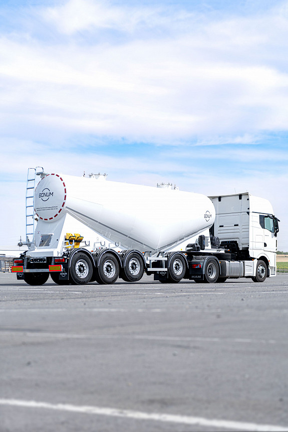 Cement truck 31 m3 with outrigger axle