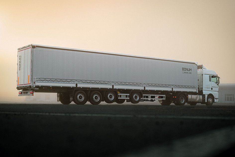 Curtain-side semi-trailer 16,52 m with outrigger axle