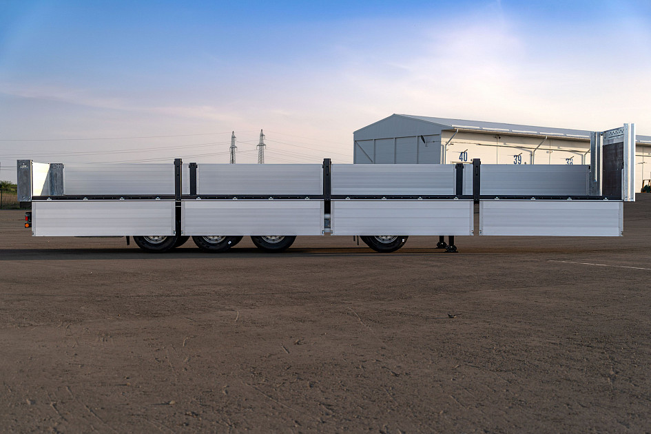 On-board semi-trailer 13,62 m with outrigger axle 