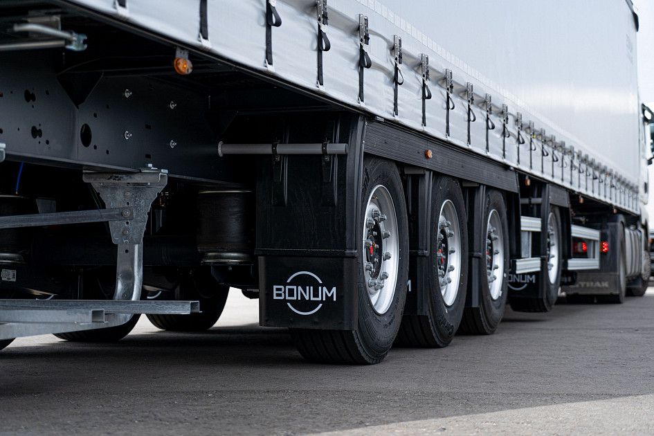 Curtain semi-trailer 16,52 m with outrigger axle