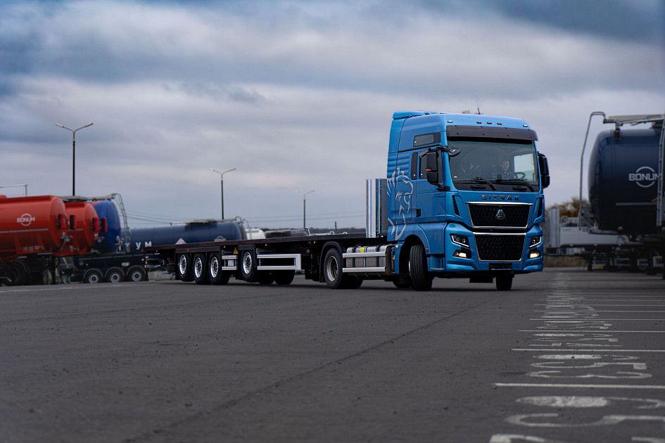 Semi-trailer platform 16,52 m with outrigger axle