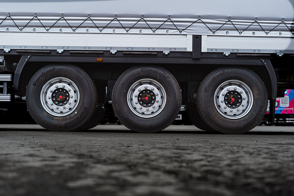 Curtain-side semi-trailer 13,62 m for transporting of dangerous goods