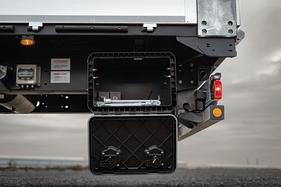 On-board semi-trailer 16,52 m with outrigger axle 