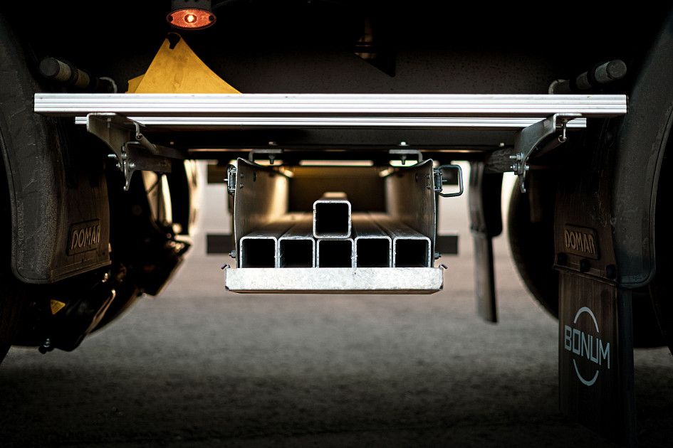 Curtain-side semi-trailer 16,52 m with outrigger axle