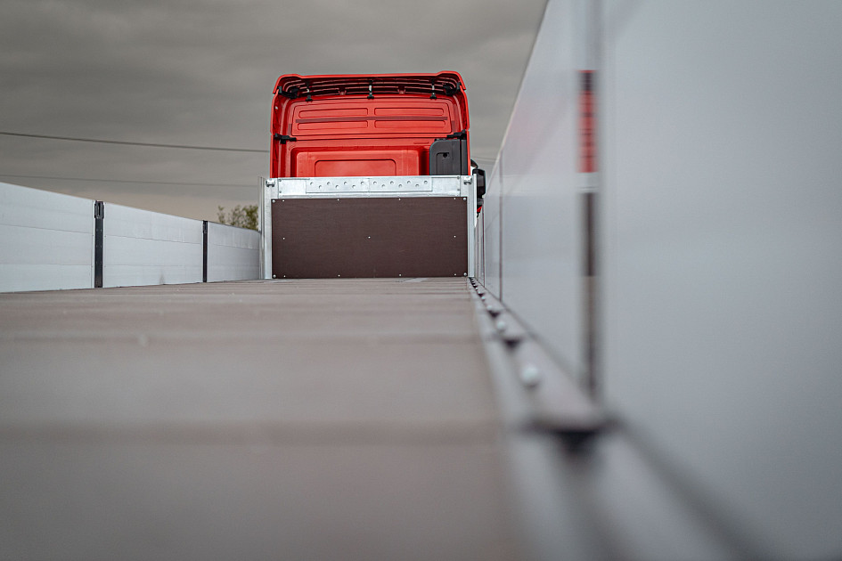 On-board semi-trailer 16,52 m with outrigger axle 