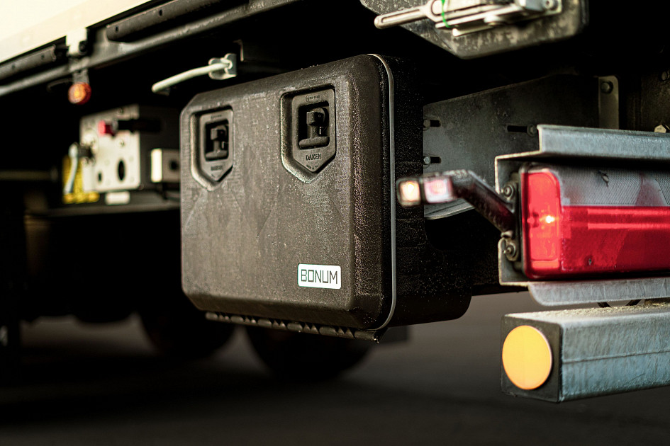 Curtain-side semi-trailer 16,52 m with outrigger axle