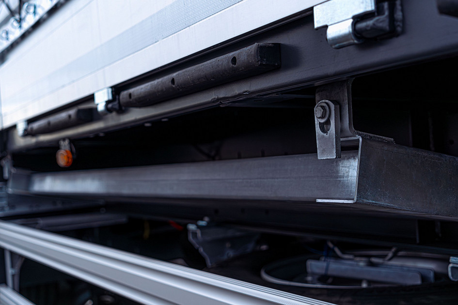 Curtain-side semi-trailer 13,62 m for transporting steel rolls