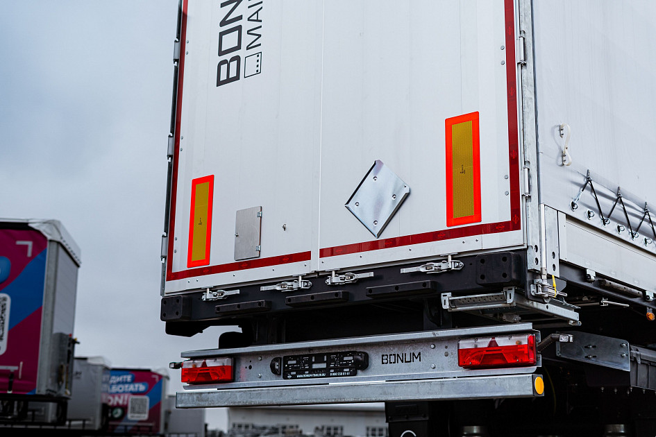 Curtain-side semi-trailer 13,62 m for transporting of dangerous goods