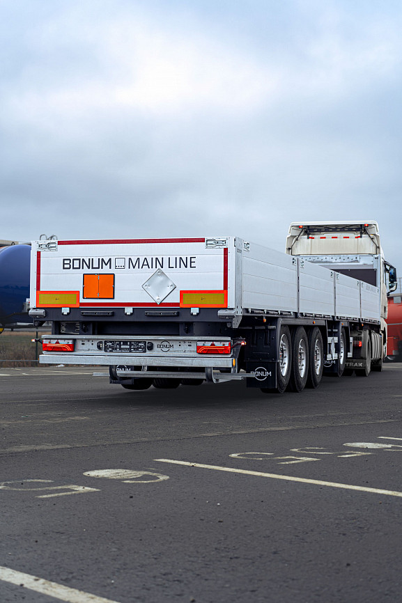 On-board semi-trailer 13,62 m with outrigger axle for transporting of dangerous goods