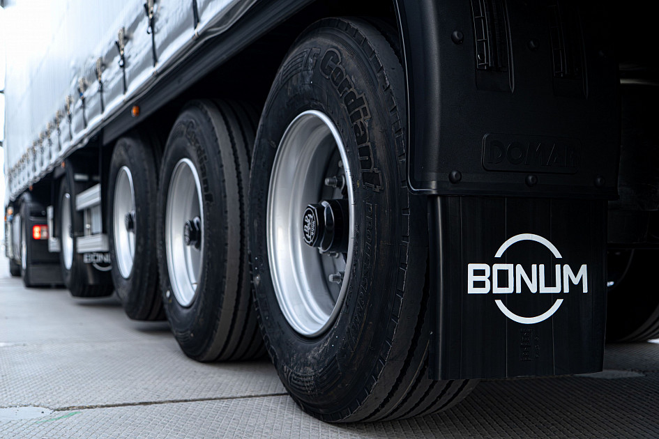 Curtain semi-trailer 13,62 m with outrigger axle for transporting steel rolls
