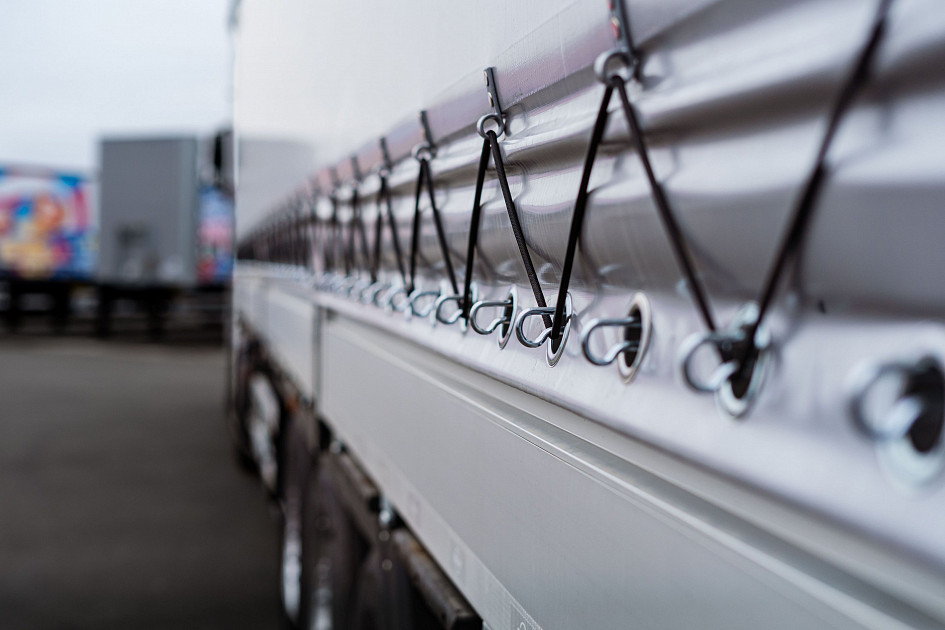 Curtain-side semi-trailer 13,62 m for transporting of dangerous goods