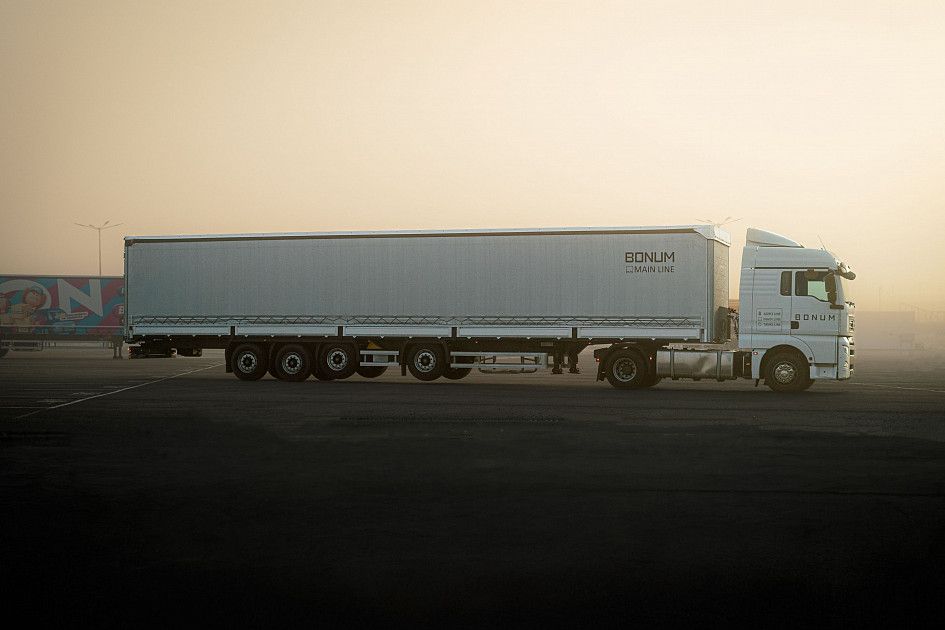 Curtain-side semi-trailer 16,52 m with outrigger axle
