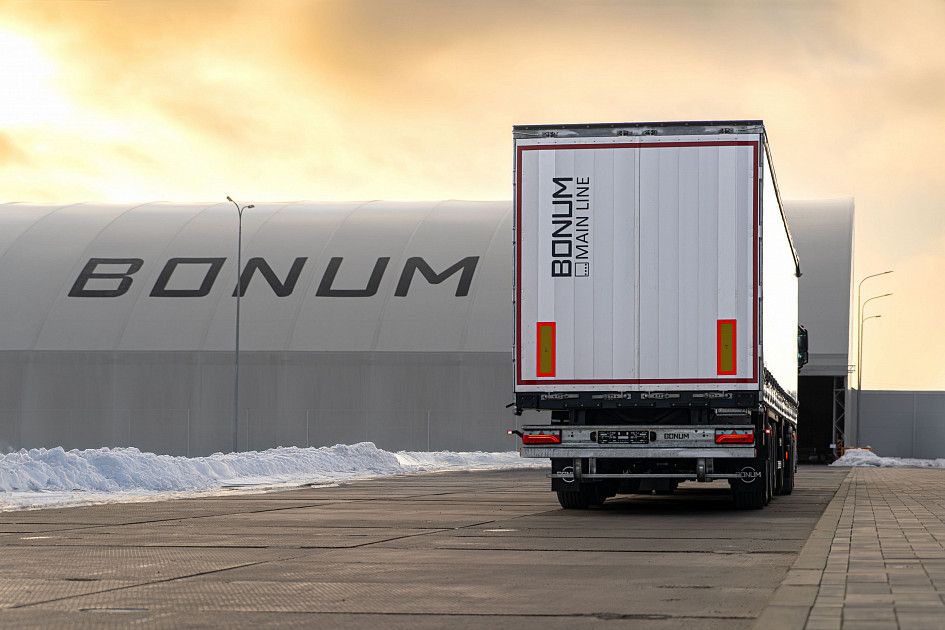 Curtain semi-trailer 13,62 m with outrigger axle for transporting steel rolls