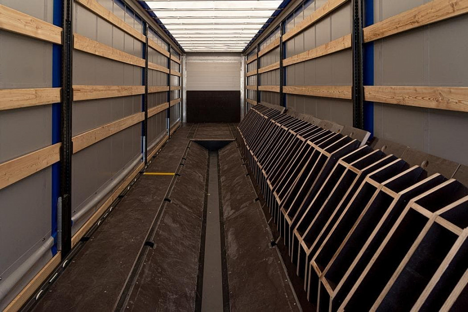 Curtain-side semi-trailer 13,62 m for transporting steel rolls
