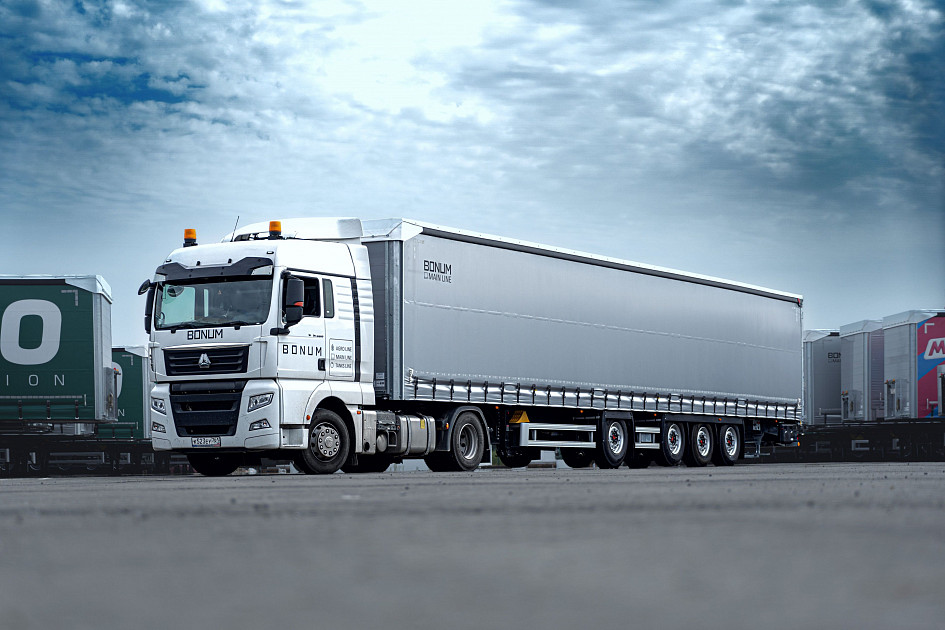 Curtain semi-trailer 16,52 m with outrigger axle