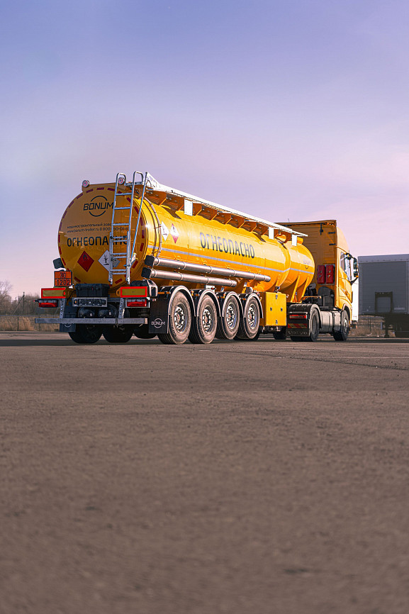 Fuel tanker 35 m3 four-axle