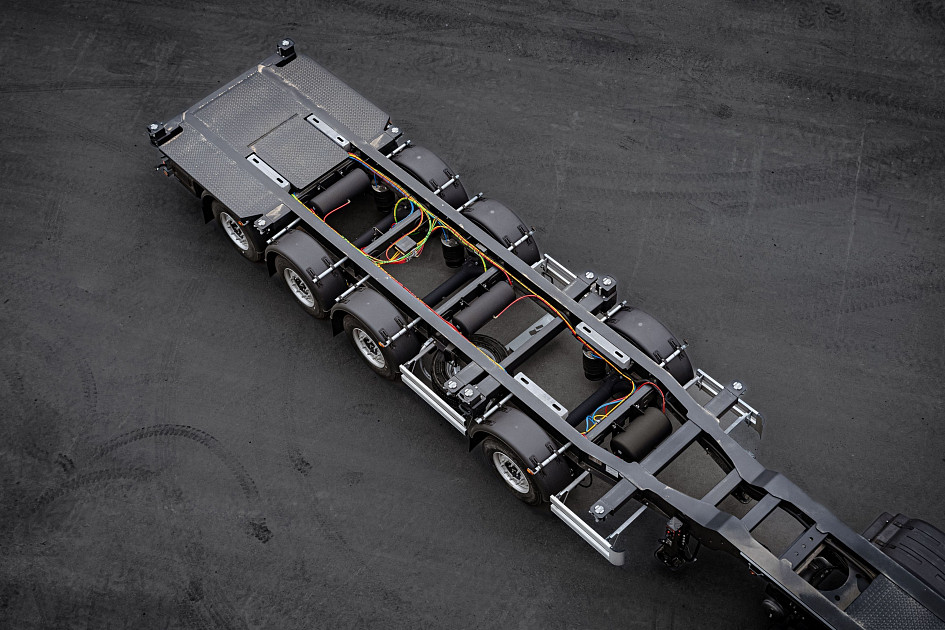 A universal container ship with outrigger axle