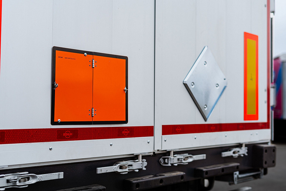 Curtain-side semi-trailer 13,62 m for transporting of dangerous goods