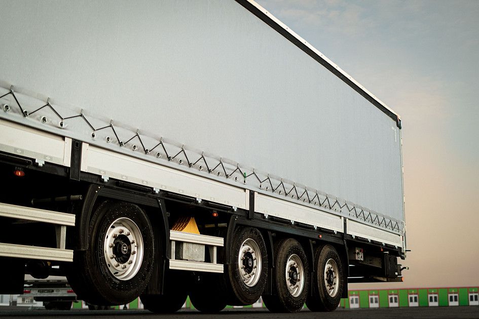 Curtain-side semi-trailer 16,52 m with outrigger axle