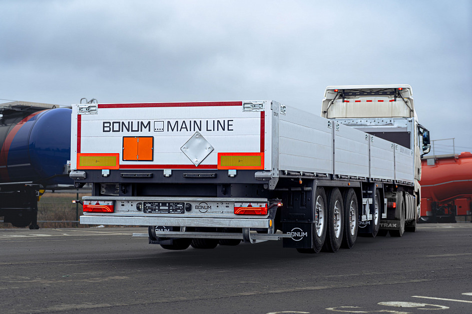 On-board semi-trailer 13,62 m with outrigger axle for transporting of dangerous goods