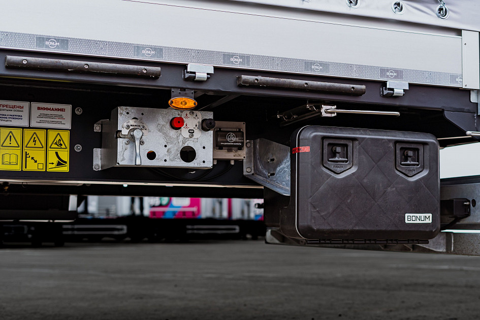 Curtain-side semi-trailer 13,62 m for transporting of dangerous goods