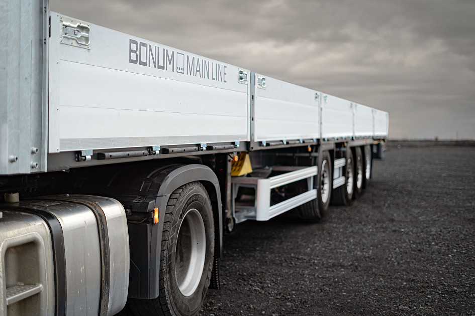 On-board semi-trailer 16,52 m with outrigger axle 