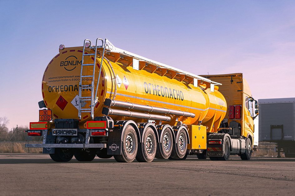 Fuel tanker 35 m3 four-axle