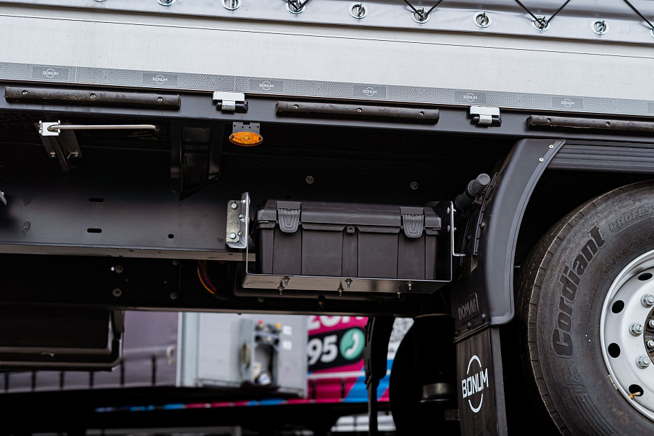 Curtain-side semi-trailer 13,62 m for transporting of dangerous goods