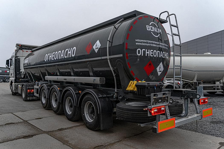 Oil tanker 32 m3 (the shape of the bulb is cylindrical)
