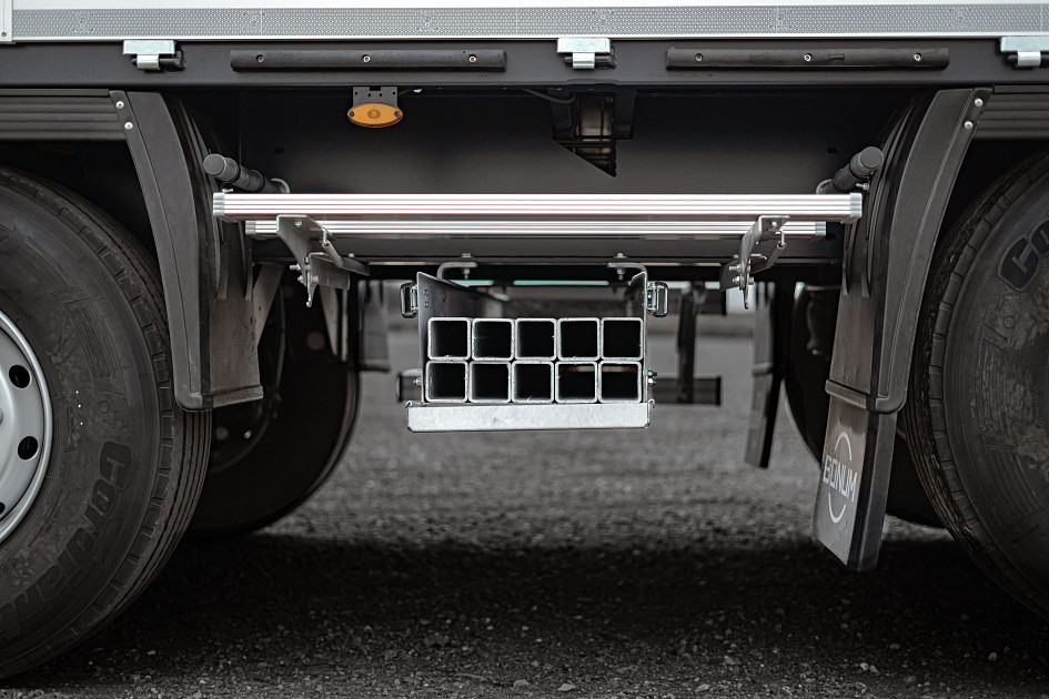On-board semi-trailer 16,52 m with outrigger axle 