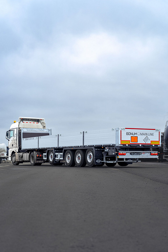 On-board semi-trailer 13,62 m with outrigger axle for transporting of dangerous goods