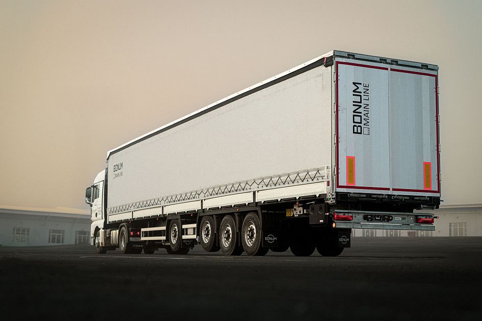 Curtain-side semi-trailer 16,52 m with outrigger axle