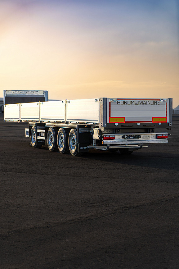 On-board semi-trailer 13,62 m with outrigger axle 