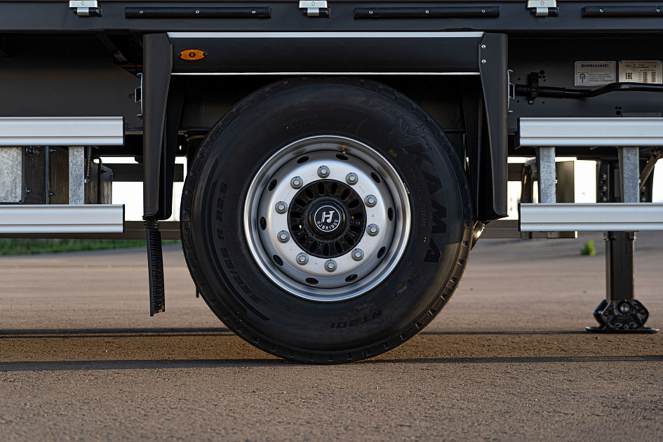 On-board semi-trailer 13,62 m with outrigger axle 