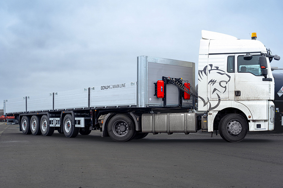 On-board semi-trailer 13,62 m with outrigger axle for transporting of dangerous goods
