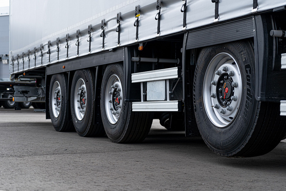 Curtain semi-trailer 16,52 m with outrigger axle