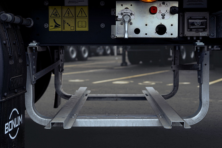 On-board semi-trailer 13,62 m with outrigger axle for transporting of dangerous goods