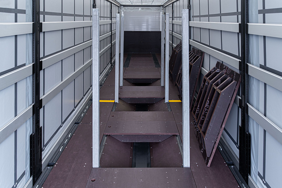 Curtain semi-trailer 13,62 m with outrigger axle for transporting steel rolls