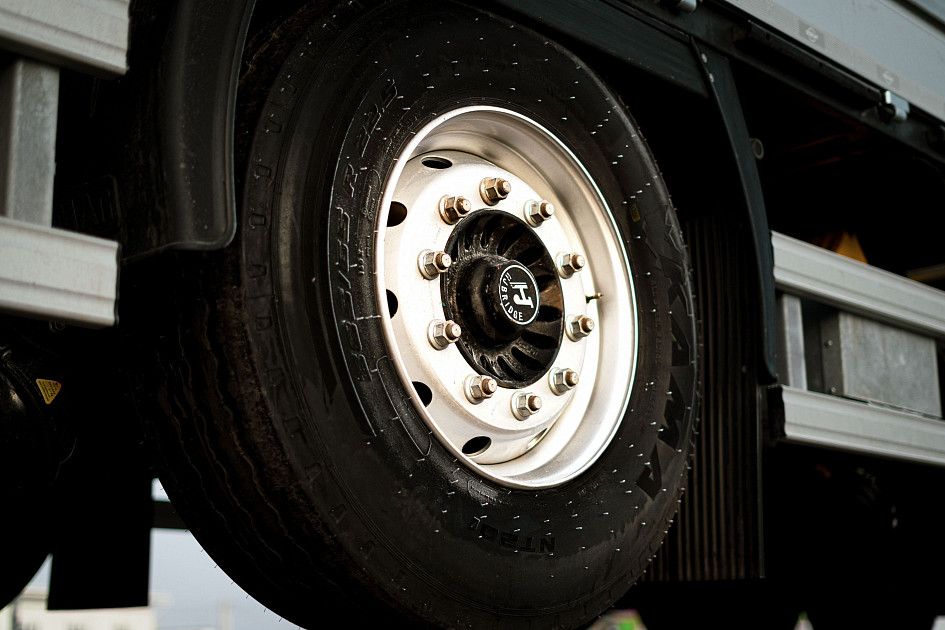 Curtain-side semi-trailer 16,52 m with outrigger axle