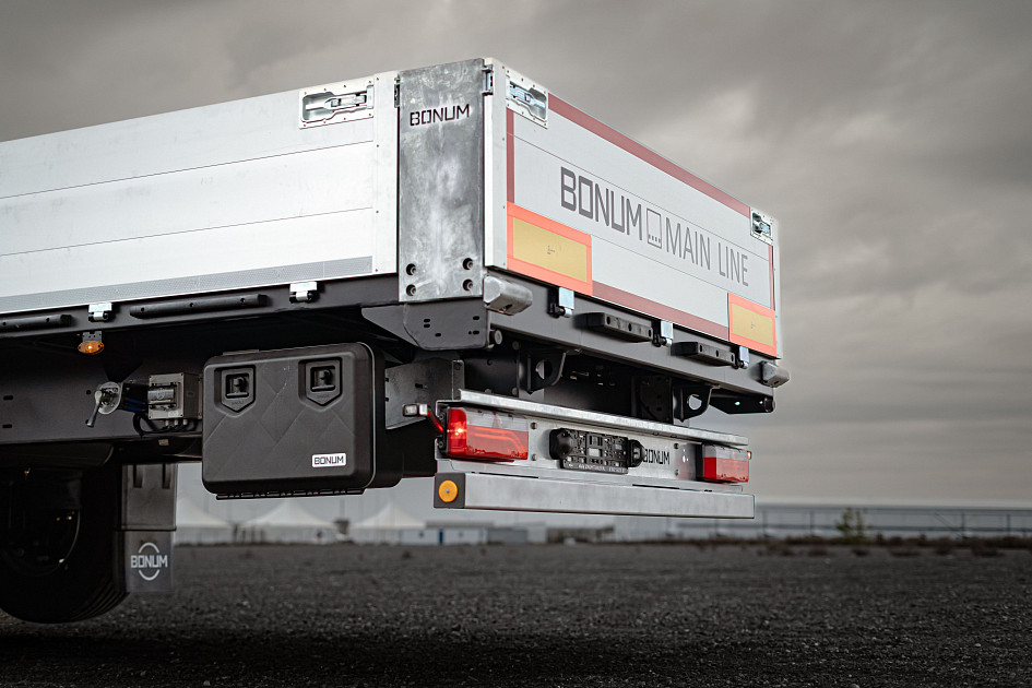 On-board semi-trailer 16,52 m with outrigger axle 