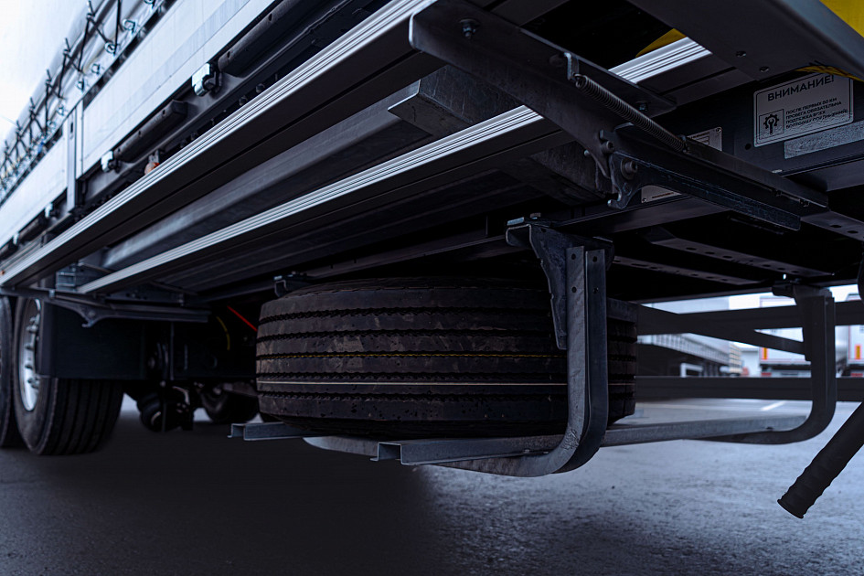 Curtain-side semi-trailer 13,62 m for transporting steel rolls