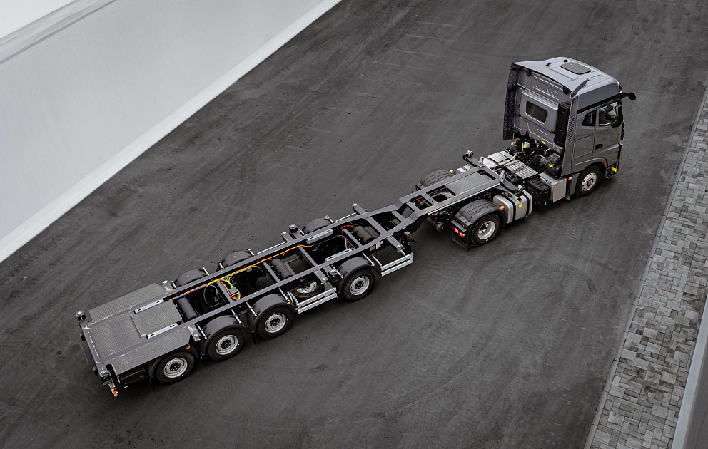 A universal container ship with outrigger axle