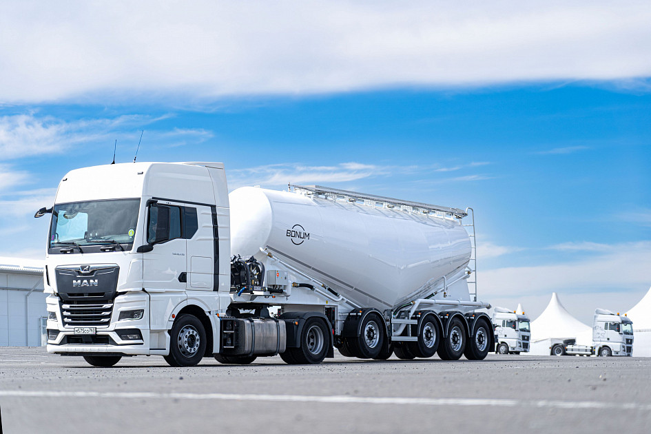 Cement truck 31 m3 with outrigger axle