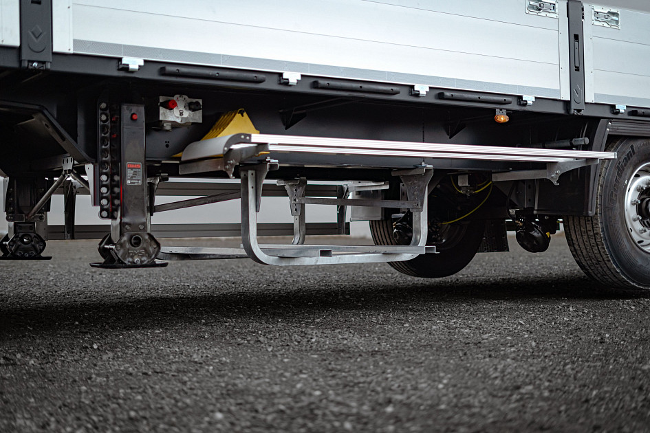 On-board semi-trailer 16,52 m with outrigger axle 