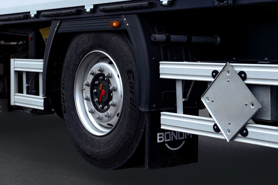 On-board semi-trailer 13,62 m with outrigger axle for transporting of dangerous goods