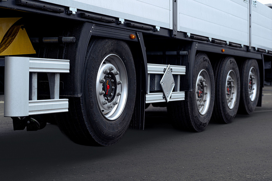 On-board semi-trailer 13,62 m with outrigger axle for transporting of dangerous goods