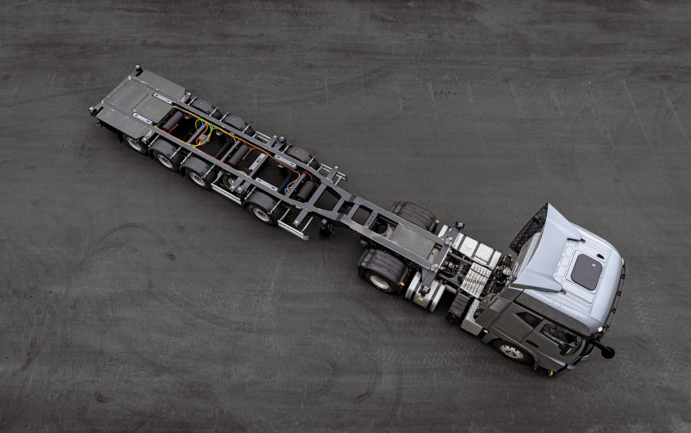 A universal container ship with outrigger axle
