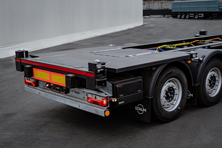 A universal container ship with outrigger axle