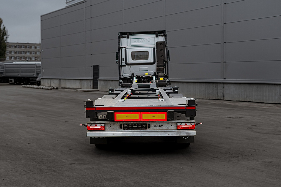 A universal container ship with outrigger axle