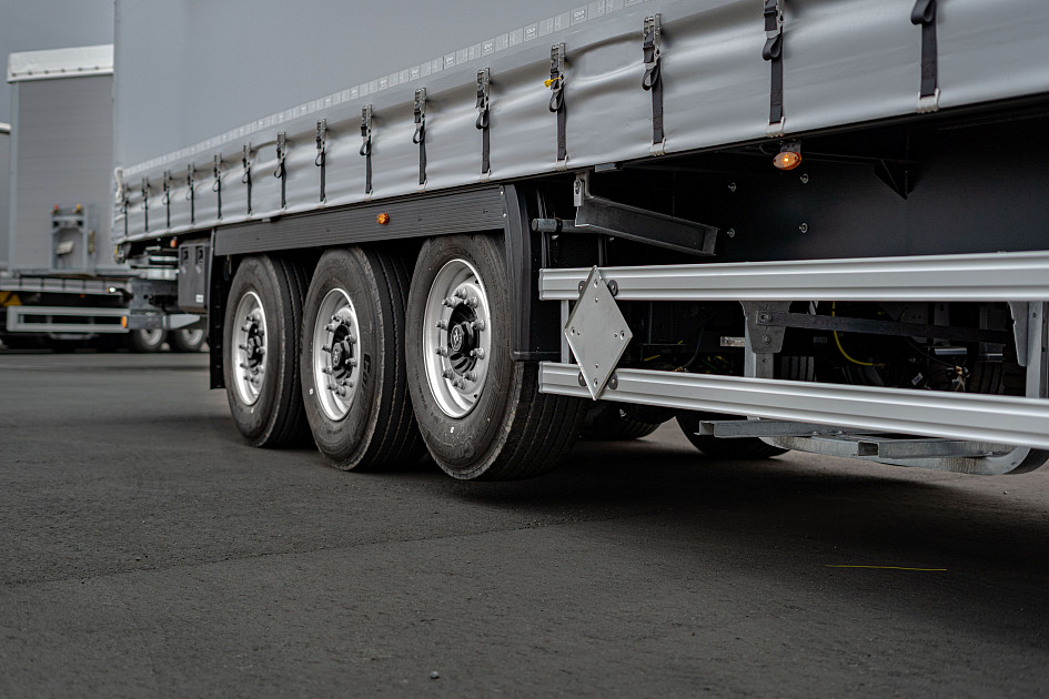 Curtain semi-trailer 13,62 m for transporting of dangerous goods